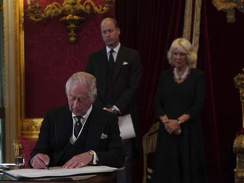 Proclamé roi, Charles III assume ses 