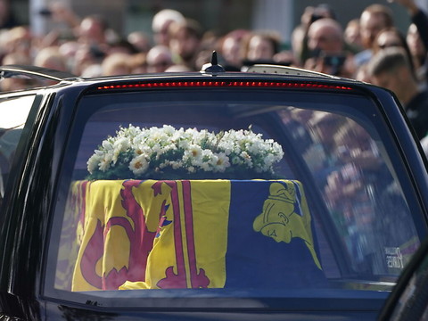 Emotion et foule en Ecosse pour le dernier voyage de la reine