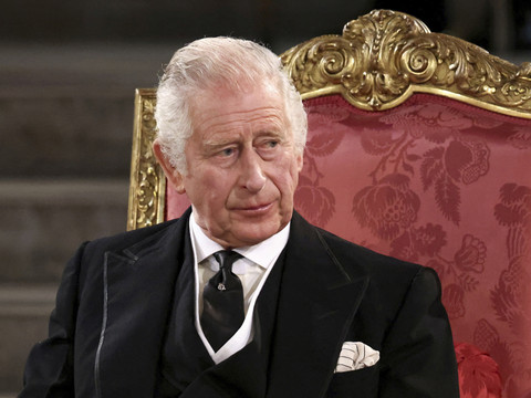 Face au Parlement, Charles III 