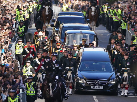 Les Britanniques se recueillent devant le cercueil d'Elizabeth II