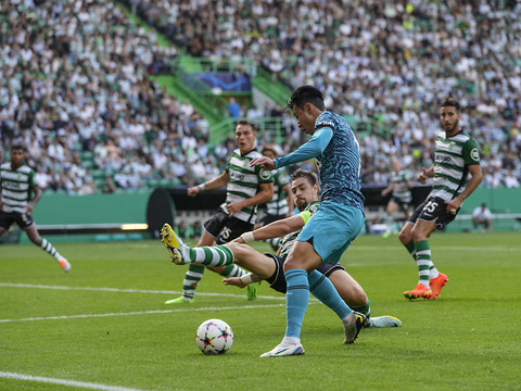 Ligue des champions: les Spurs craquent sur la fin