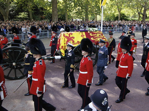 Le public défile devant le cercueil d'Elizabeth II à Westminster