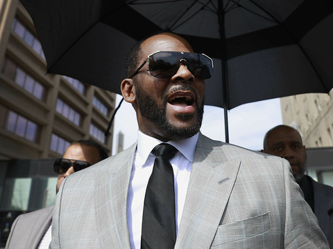 Le chanteur R. Kelly reconnu coupable de pédopornographie