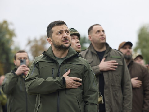 Un automobiliste percute la voiture du président Zelensky