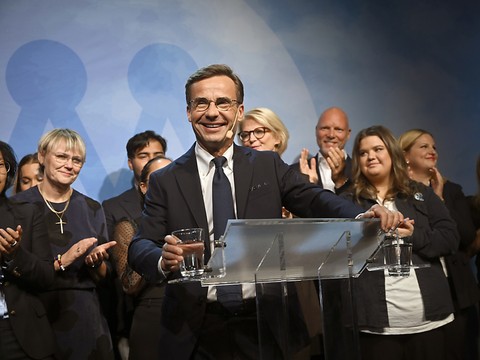 Le chef des conservateurs s'emploie à former un gouvernement