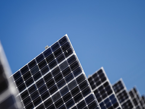 Les sénateurs veulent une offensive sur le solaire