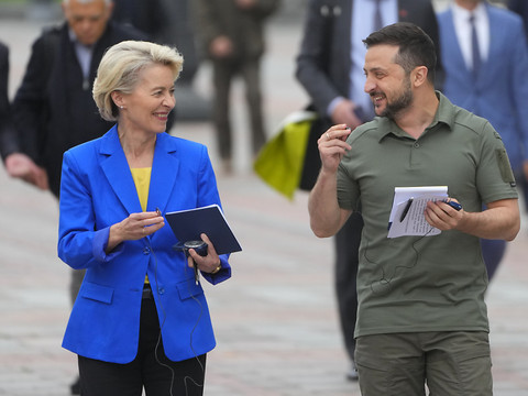 A Kiev, von der Leyen promet que l'UE soutiendra l'Ukraine