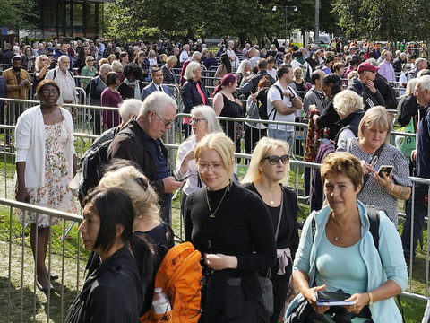 Après des heures d'attente, les adieux des Britanniques à la reine