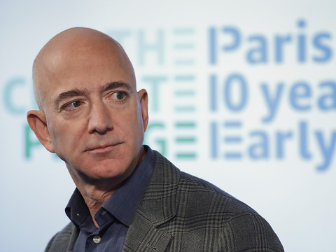 Un businessman indien passe Bezos au classement des plus riches