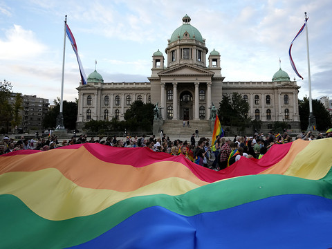Des milliers de militants LGBTQ rassemblés à Belgrade