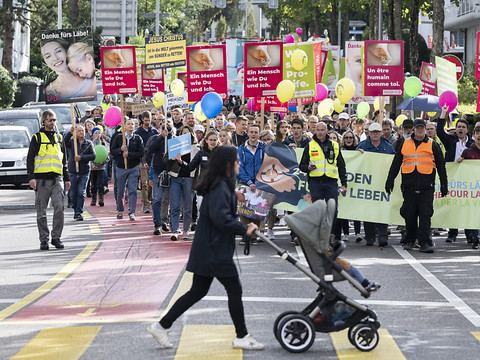 Des contre-manifestants retardent la 