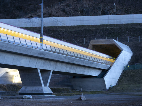 Les trains rapides doivent réduire leur vitesse dans les tunnels pour économiser l'énergie