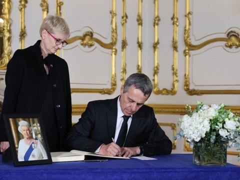 Ignazio Cassis signe le livre de condoléances pour Elizabeth II