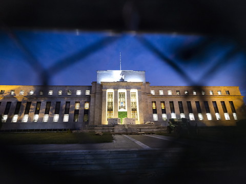 La Fed relève ses taux et s'attend à une croissance quasi-nulle