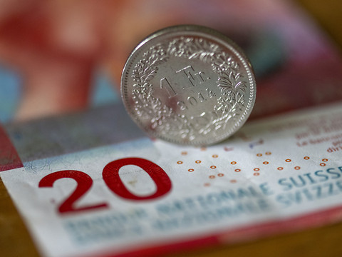 Le franc à un nouveau record après la Fed et avant la BNS
