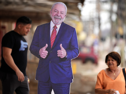Brésil: Lula creuse l'écart, victoire au 1er tour possible