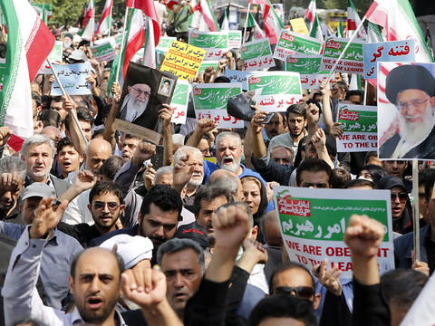 Des milliers d'Iraniens dans la rue pour défendre le port du voile