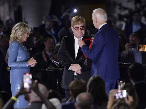 Elton John, chanteur prisé de Trump, fêté par Biden