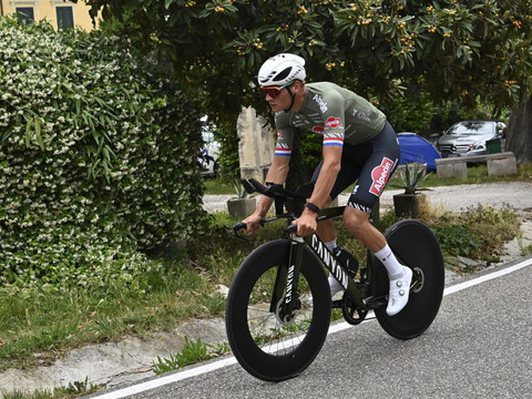 Van der Poel, du statut de favori au poste de police