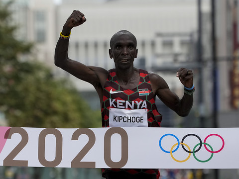 Eliud Kipchoge porte son record du monde à 2h01'09''