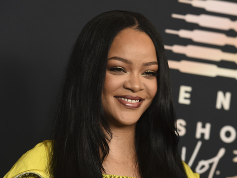 Rihanna de retour sur scène pour la mi-temps du Super Bowl