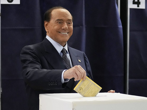 Berlusconi retrouve le Parlement, le chef de la diplomatie évincé