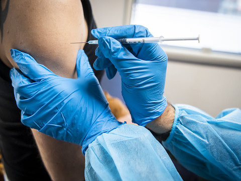 Coronavirus: l'EMA évalue un vaccin de Moderna contre Omicron