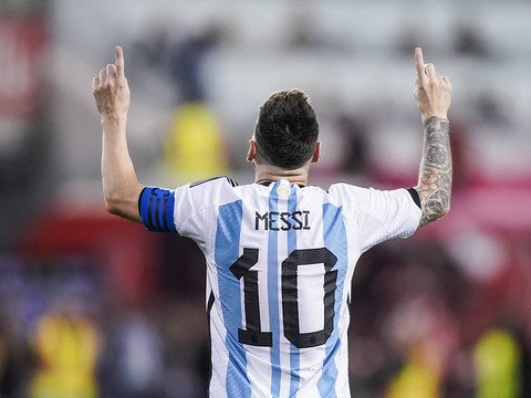 L'Argentine balaie la Jamaïque, Messi dans le club des 100