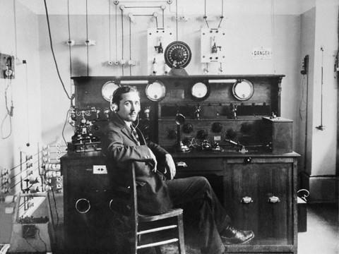 Une nouvelle date pour le faire-part de naissance de la radio