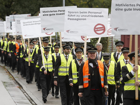 Des pilotes de Swiss manifestent à Kloten (ZH)