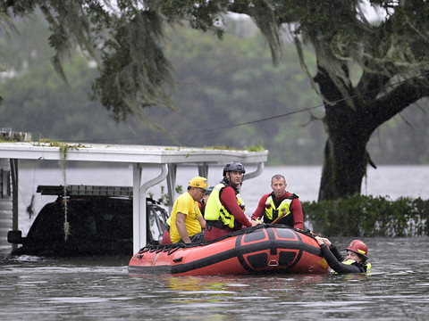 La Floride dévastée par l'ouragan Ian, qui atteint la Caroline
