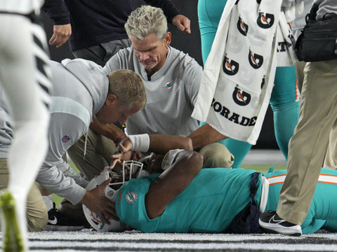 Inquiétude pour Tua Tagovailoa, hospitalisé après un plaquage