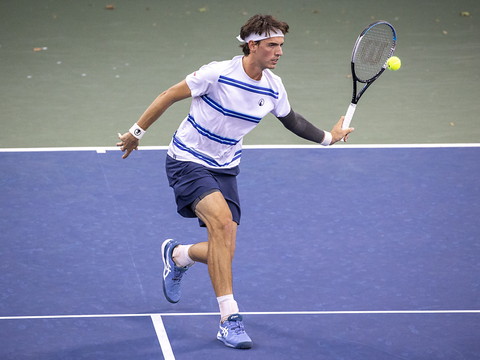 Hüsler en demies après avoir sauvé deux balles de match