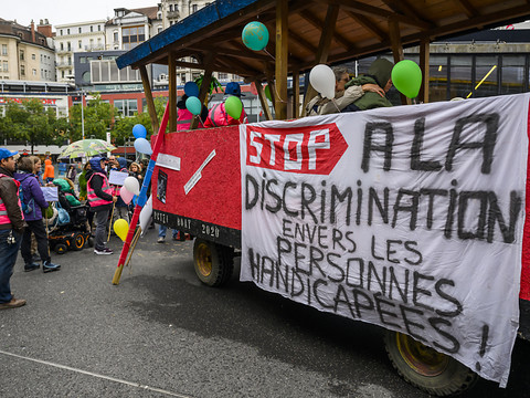 Des handicapés descendent dans la rue à Lausanne