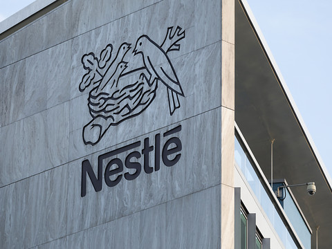 Nestlé n'achète plus au producteur indonésien d'huile de palme AAL
