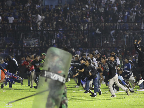 Bilan révisé à 125 morts après un mouvement de foule dans un stade