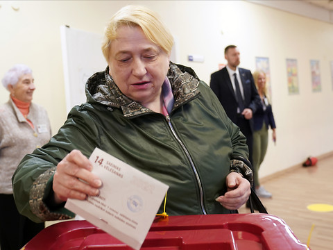 Les centristes pro-occidentaux victorieux, russophones affaiblis