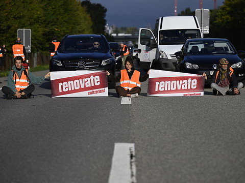 Renovate Switzerland bloque brièvement l'entrée de Lausanne