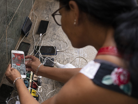 Le Parlement européen impose le chargeur unique pour smartphones