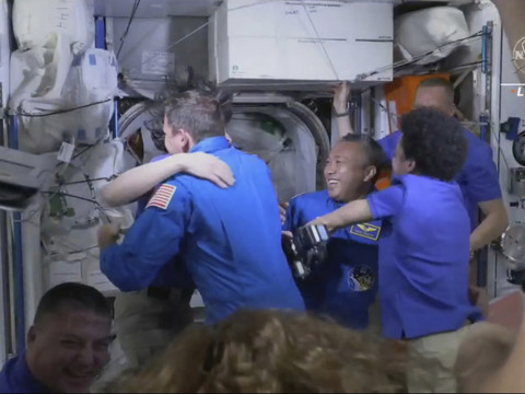 Crew-5 arrive à la station spatiale internationale