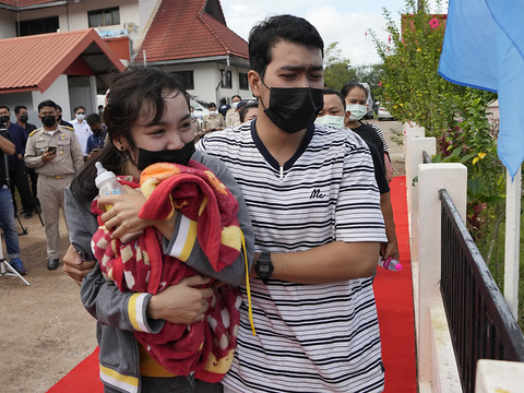 Thaïlande: recueillement après la tuerie dans une crèche, le roi attendu sur place