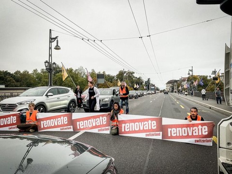 Des militants bloquent un pont à Zurich