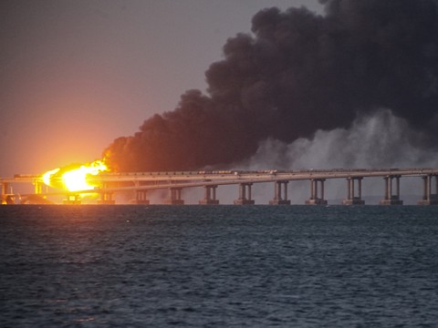 Le pont russe de Crimée partiellement détruit par une explosion