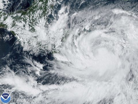 L'ouragan touche terre à près de 140 km/h