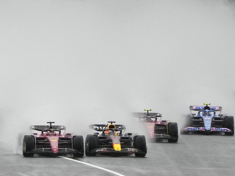 Un engin de dépannage en bord de piste lors du Grand Prix du Japon