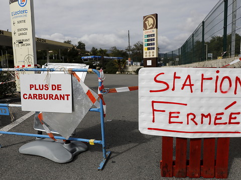 Des grévistes réquisitionnés pour débloquer des stocks de carburant
