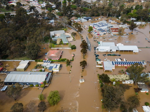Un mort dans les inondations, les pluies s'atténuent