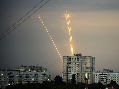 Onze morts dans une fusillade sur un terrain militaire russe