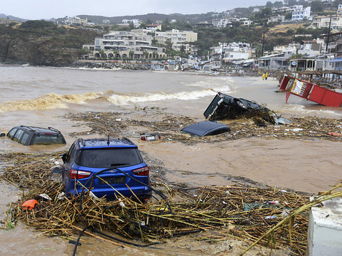Les inondations en Crète font au moins deux morts