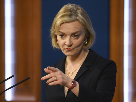 Sous le feu des critiques, Liz Truss lutte pour sa survie politique